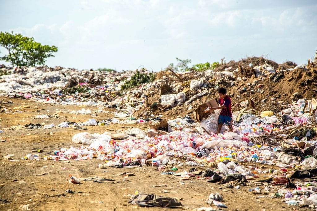 fast fashion : une pile de déchets
